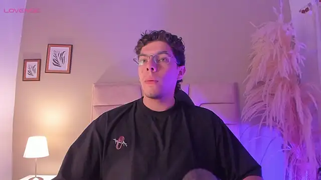 Snapshot of Axel_Creed chatting on February 12, 10:43 am Axel Creed online show from February 12, 10:43 am