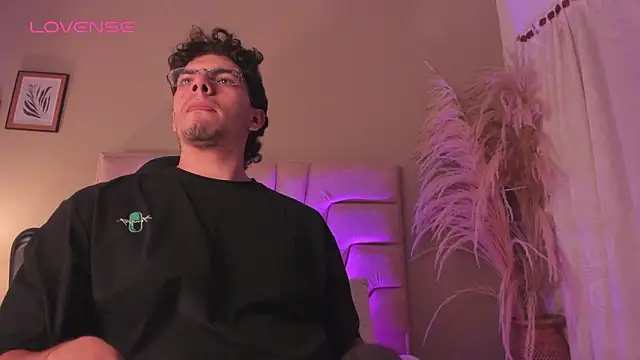 Snapshot of Axel_Creed chatting on February 28, 3:51 am Axel Creed online show from February 28, 3:51 am