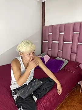 Snapshot of MaxyRyan chatting on March 5, 12:23 pm MaxyRyan online show from March 5, 12:23 pm