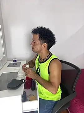 Snapshot of MaxyRyan chatting on March 6, 12:12 pm MaxyRyan online show from March 6, 12:12 pm