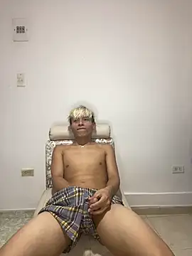 Snapshot of MaxyRyan chatting on March 14, 5:57 am MaxyRyan online show from March 14, 5:57 am