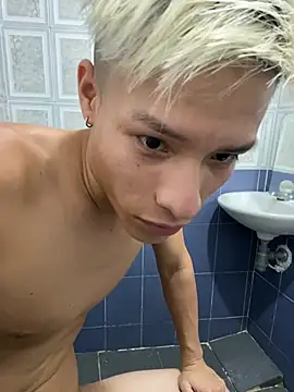 Snapshot of MaxyRyan chatting on March 22, 2:15 am MaxyRyan online show from March 22, 2:15 am