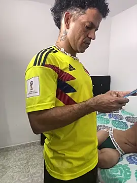 Snapshot of MaxyRyan chatting on April 10, 11:59 am MaxyRyan online show from April 10, 11:59 am