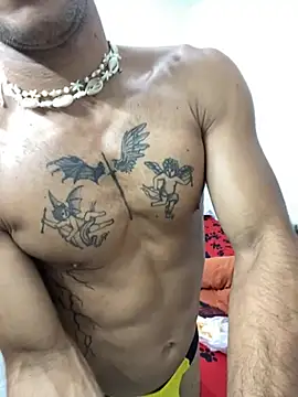 Snapshot of MaxyRyan chatting on April 13, 5:13 am MaxyRyan online show from April 13, 5:13 am