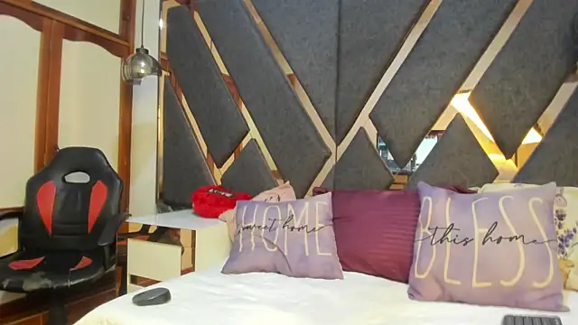 Snapshot of Maggyx chatting on February 12, 1:28 pm Maggyx online show from February 12, 1:28 pm