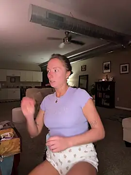 Snapshot of mooviebaby chatting on February 18, 12:28 am mooviebaby online show from February 18, 12:28 am