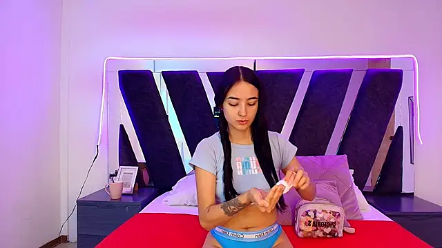 Snapshot of sophia_love__ chatting on February 26, 2:05 pm sophia love online show from February 26, 2:05 pm