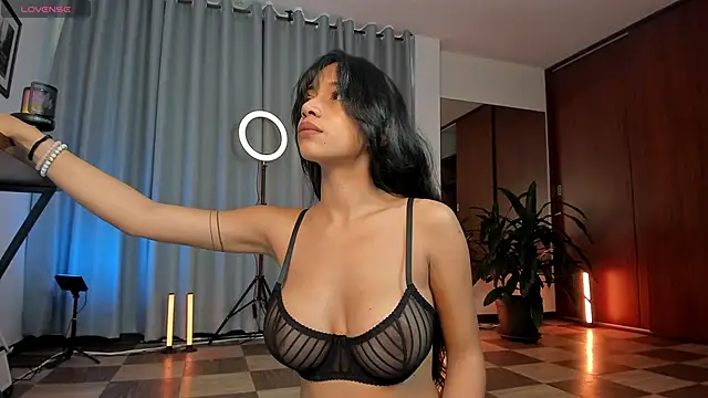 karinnixx online show from May 28, 4:37 pm