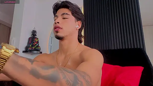 Snapshot of ARON_LUXX chatting on February 5, 2:11 pm ARON LUXX online show from February 5, 2:11 pm