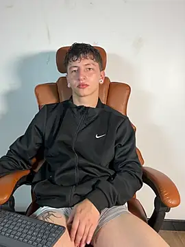 ARON LUXX online show from April 7, 2:39 pm