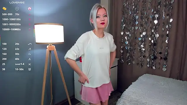 Snapshot of GoldenLenarz chatting on February 20, 11:11 am GoldenLenarz online show from February 20, 11:11 am