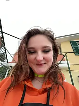 ViviLuu online show from April 7, 3:34 pm