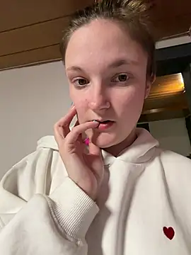 ViviLuu online show from April 14, 8:04 pm