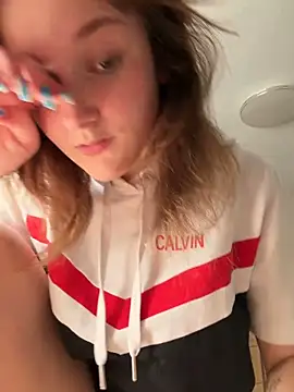 ViviLuu online show from April 16, 3:13 pm