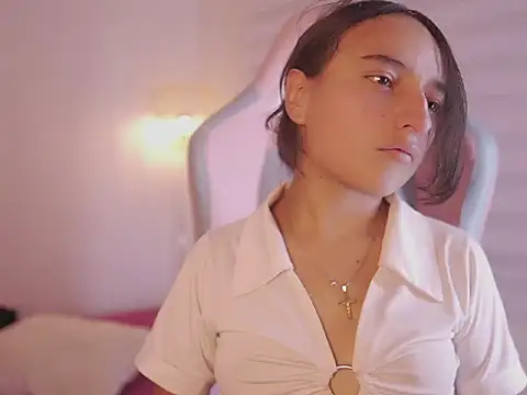  emily jonexs online show from February 9, 8:35 pm