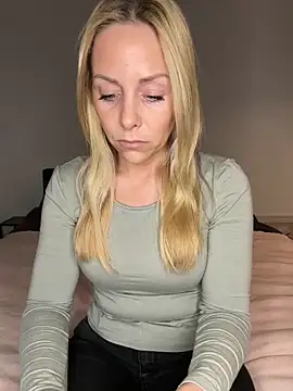 Snapshot of emily-becker22 chatting on April 21, 3:07 pm emily-becker22 online show from April 21, 3:07 pm