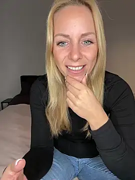 Snapshot of emily-becker22 chatting on April 23, 3:36 pm emily-becker22 online show from April 23, 3:36 pm