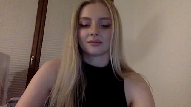 Snapshot of MayaWetDream chatting on April 30, 9:30 pm MayaWetDream online show from April 30, 9:30 pm