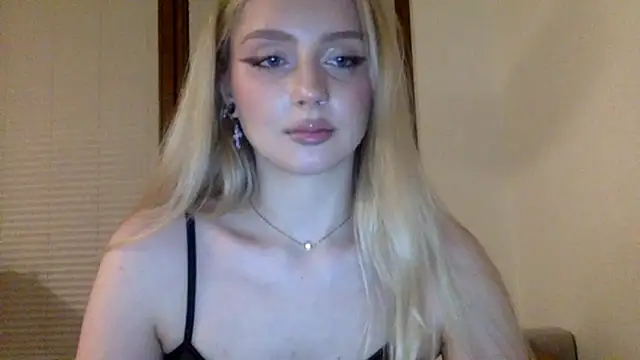 Snapshot of MayaWetDream chatting on May 7, 8:25 pm MayaWetDream online show from May 7, 8:25 pm