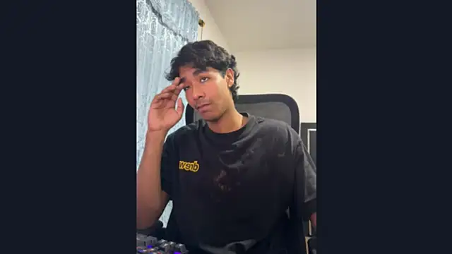 Snapshot of Pedestal_diamant chatting on February 11, 12:26 am Pedestal diamant online show from February 11, 12:26 am