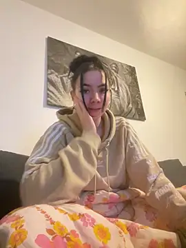 Snapshot of zoeelovee chatting on February 22, 6:06 pm zoeelovee online show from February 22, 6:06 pm