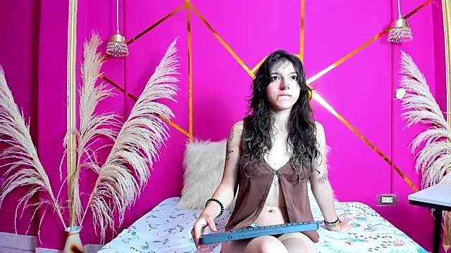 Snapshot of scarletdream5 chatting on April 15, 12:23 pm scarletdream5 online show from April 15, 12:23 pm