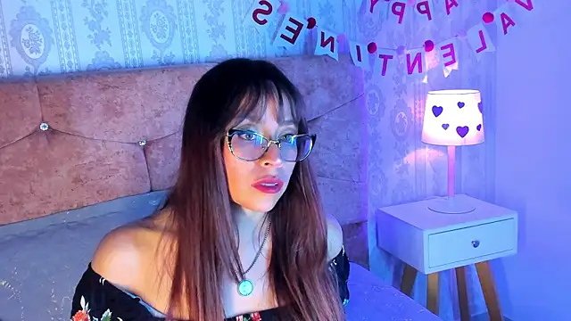 Snapshot of Chloe_Miiler chatting on February 18, 1:18 pm Chloe Miiler online show from February 18, 1:18 pm