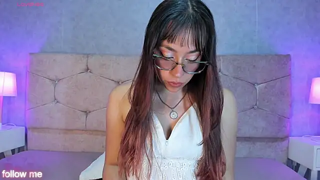 Snapshot of Chloe_Miiler chatting on February 24, 1:31 pm Chloe Miiler online show from February 24, 1:31 pm