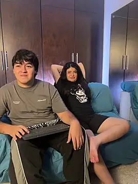 Snapshot of EmilyAndAndrew chatting on February 15, 3:36 am EmilyAndAndrew online show from February 15, 3:36 am