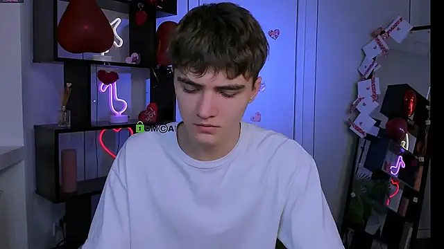 Snapshot of emil_lucky chatting on February 15, 11:19 am emil lucky online show from February 15, 11:19 am