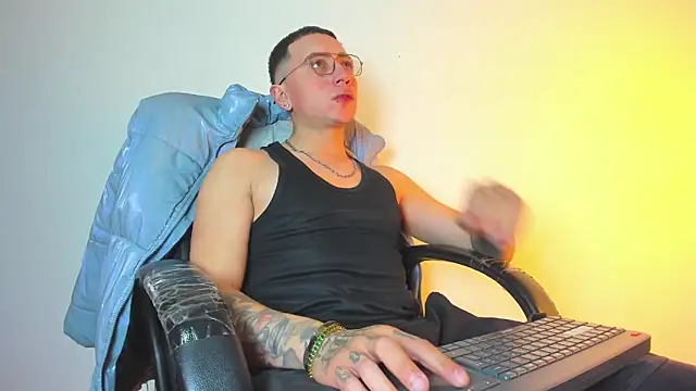 Snapshot of Emmanuel_Lust chatting on February 5, 12:21 pm Emmanuel Lust online show from February 5, 12:21 pm