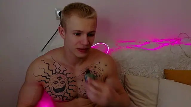 Snapshot of SterlingNoir chatting on February 6, 1:36 pm SterlingNoir online show from February 6, 1:36 pm