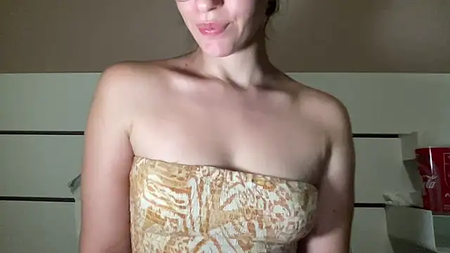 Snapshot of petiteetoile chatting on July 6, 9:06 am petiteetoile online show from July 6, 9:06 am