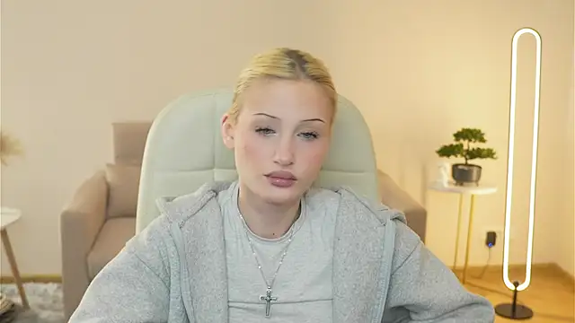 Snapshot of LolaStusse chatting on February 11, 10:53 am LolaStusse online show from February 11, 10:53 am