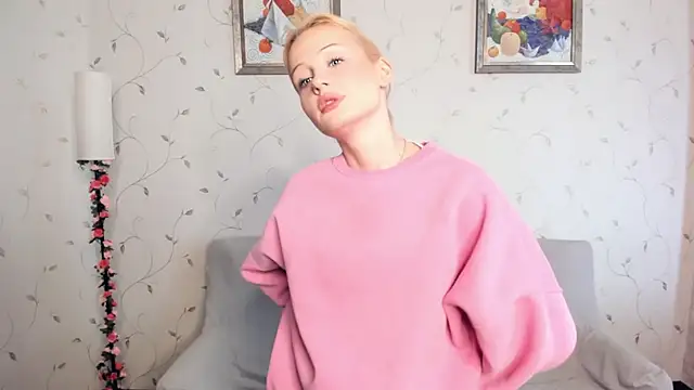 Snapshot of LolaStusse chatting on February 15, 8:13 am LolaStusse online show from February 15, 8:13 am