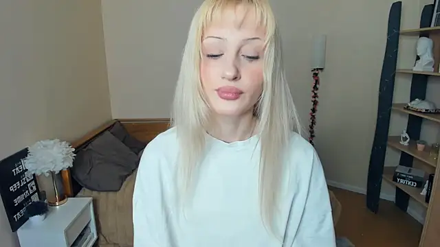 Snapshot of LolaStusse chatting on March 3, 7:47 am LolaStusse online show from March 3, 7:47 am