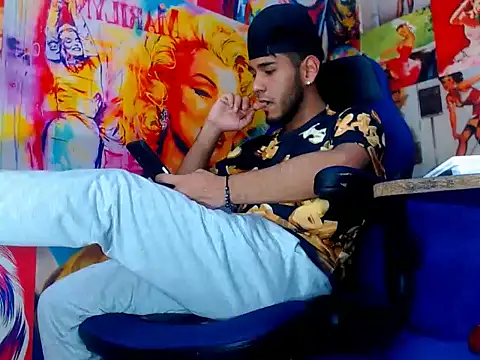 warmNoah online show from April 7, 6:08 pm