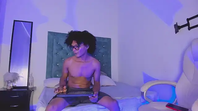 LatinoDark online show from March 3, 3:45 am