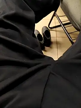 Snapshot of MOREN044 chatting on March 21, 10:35 pm MOREN044 online show from March 21, 10:35 pm