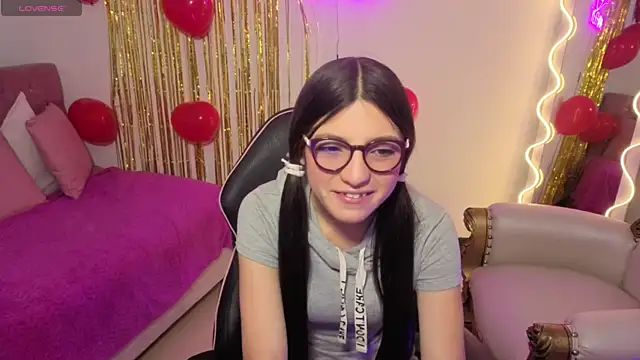 MAHYRA TAY online show from February 19, 7:10 pm