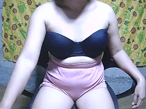 Snapshot of SweetHotBabe18 chatting on July 23, 8:45 am SweetHotBabe18 online show from July 23, 8:45 am