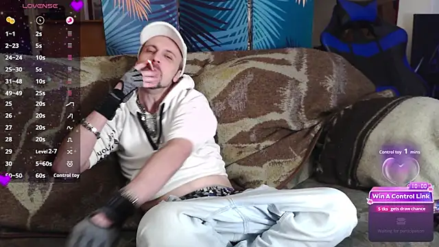 Snapshot of SwatRocShy chatting on February 9, 9:02 am SwatRocShy online show from February 9, 9:02 am