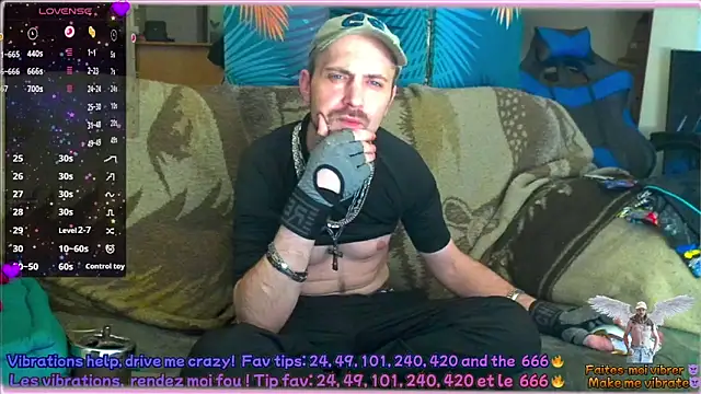 Snapshot of SwatRocShy chatting on February 26, 7:35 pm SwatRocShy online show from February 26, 7:35 pm