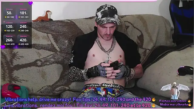 Snapshot of SwatRocShy chatting on April 14, 6:08 am SwatRocShy online show from April 14, 6:08 am