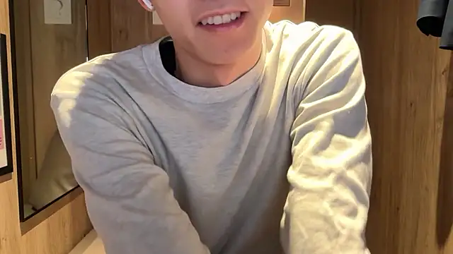 Snapshot of taro_taro45 chatting on April 3, 9:18 am taro taro45 online show from April 3, 9:18 am