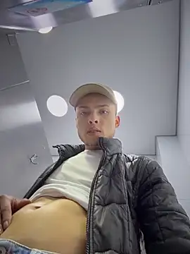 Snapshot of Eros_lee chatting on February 21, 12:00 am Eros lee online show from February 21, 12:00 am