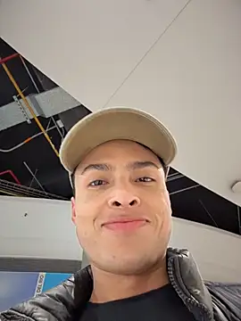 Snapshot of Eros_lee chatting on February 25, 11:36 pm Eros lee online show from February 25, 11:36 pm