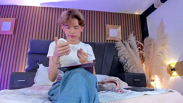 Snapshot of AngelDoll_1 chatting on February 15, 5:04 am AngelDoll 1 online show from February 15, 5:04 am