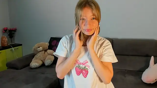 Snapshot of Kiracute18 chatting on June 22, 4:37 pm Kiracute18 online show from June 22, 4:37 pm