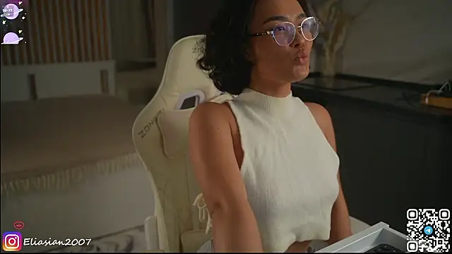 Snapshot of Eliasian chatting on February 18, 3:52 pm Eliasian online show from February 18, 3:52 pm